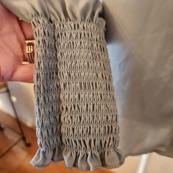 EXPRESS POWDER BLUE BUTTON UP BLOUSE WITH SMOCKED SLEEVE CUFFS - XS - Picture 4 of 6